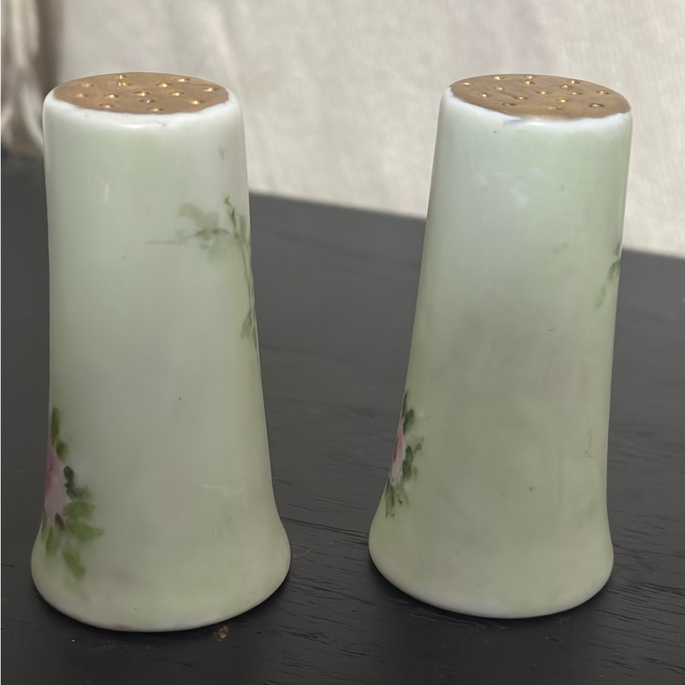 L. Beatty Salt and Pepper shakers• pink roses•ceramic - Picture 2 of 4